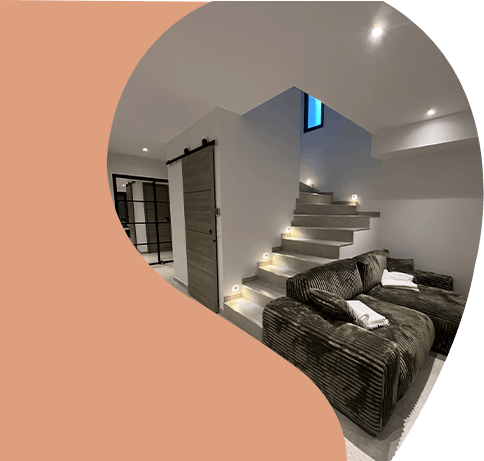 Intérieur moderne avec escaliers éclairés