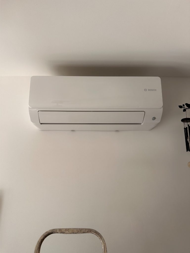 Climatiseur au mur blanc