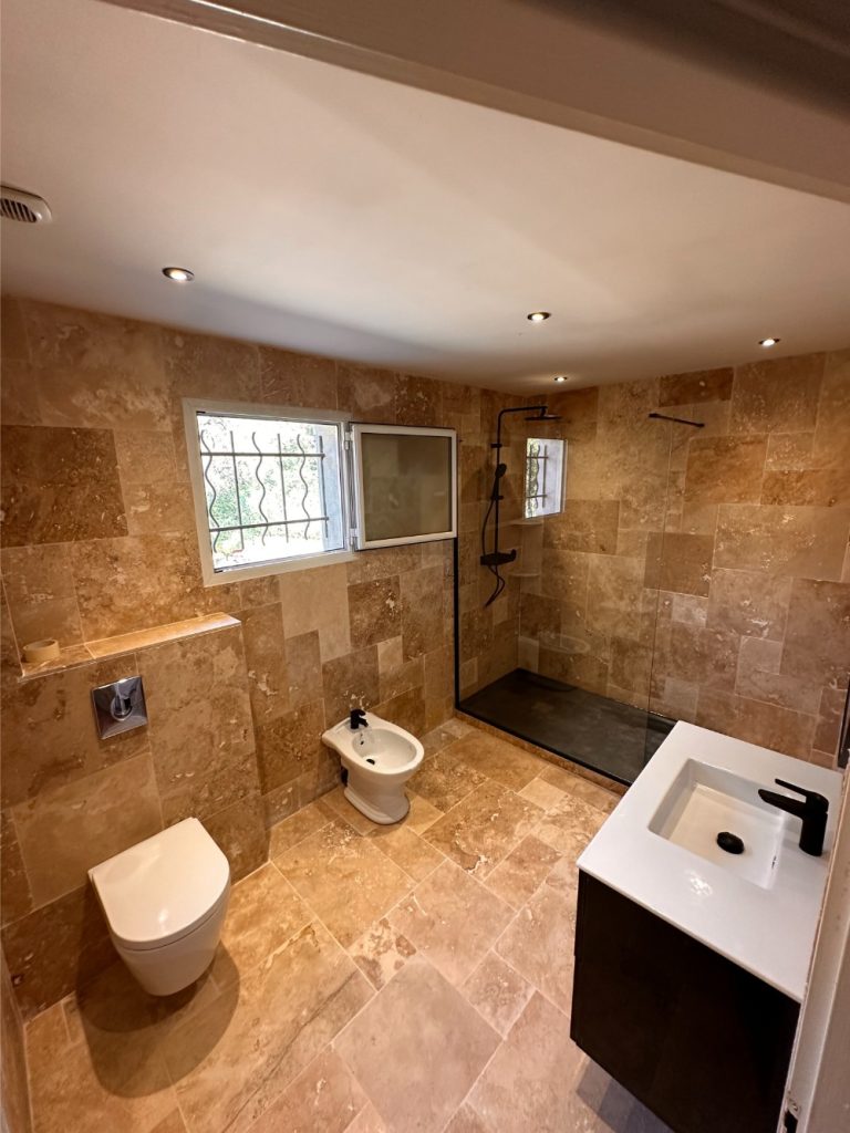 Salle de bain moderne en pierre