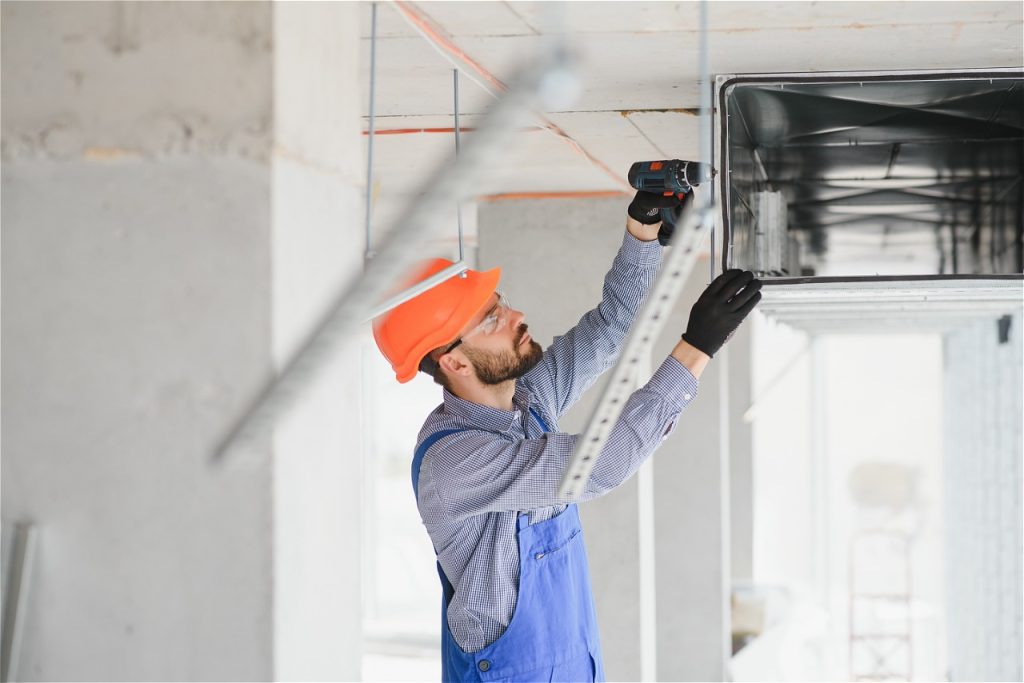 Ouvrier au plafond en construction